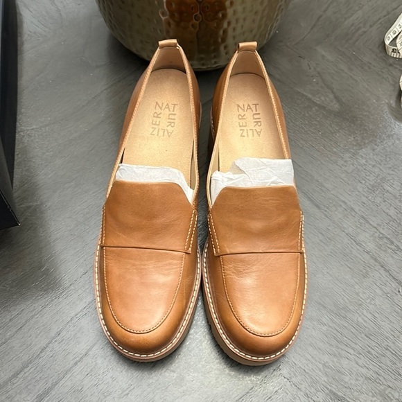 NATURALIZER Darry Lug Sole Loafers (WIDE) - Picture 6 of 13
